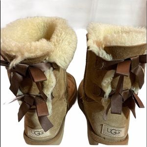 UGGS sz6 tan w/ 2bailey bows leather-look at pics